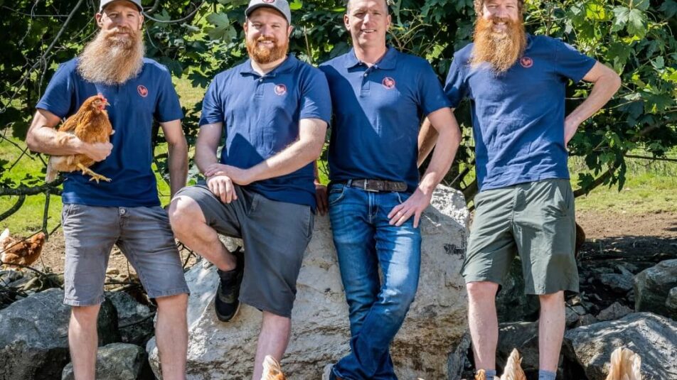 Die Barmettler-Brüder (v. l. n. r.): Erwin, Dominik, Andy und Ivo Barmettler, die Bruno seit Jahren mit frischen Eiern aus Ennetmoos beliefern, vor Freilandhühnern.