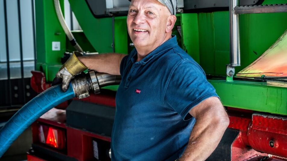 Roby Schmid, der Bruno mit frischem Sonnenblumenöl beliefert.