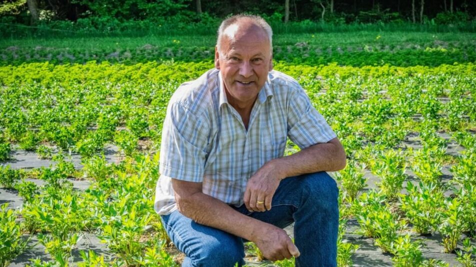 Ueli Mäder von der Mäder Kräuter AG, die Bruno mit frischen Kräutern beliefert, auf seinem Kräuterfeld.