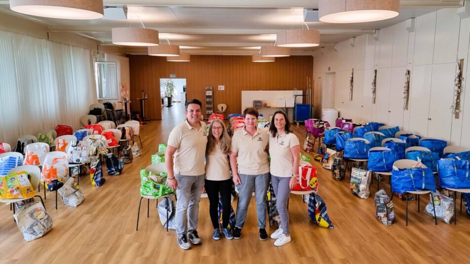 Gruppenbild von Promotionsmitarbeitenden der Bruno's Best AG am Tag der guten Tat bei der Mithilfe an einer Abgabestelle von Tischlein deck dich