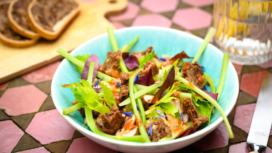 Champignon-Stangensellerie-Salat, angerichtet in einem blauen Teller.