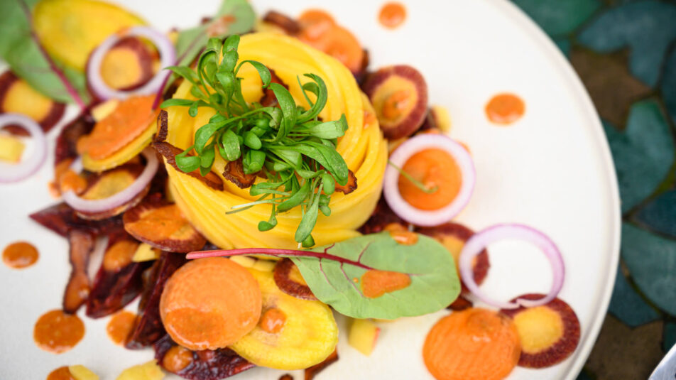 Farbenfroher Salat mit Randen, Karotten und Mango.