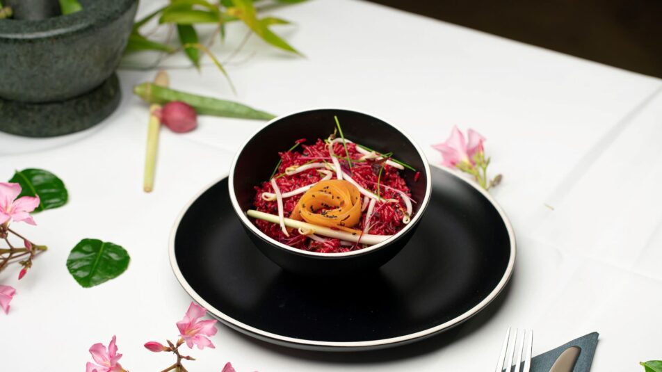 Asiatischer Randen-Melonen-Reis-Salat, serviert in einer Bowl.