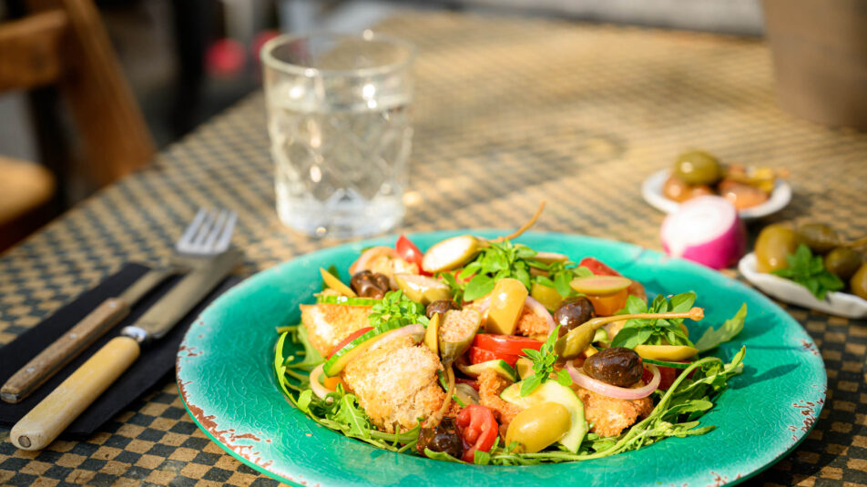 Sommerlicher toskanischer Brotsalat, stimmungsvoll inszeniert im Licht eines Sonnenuntergangs.