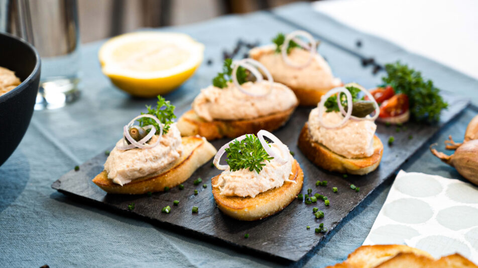 Schön garnierte Thonbrötli, angerichtet auf einer Schieferplatte.