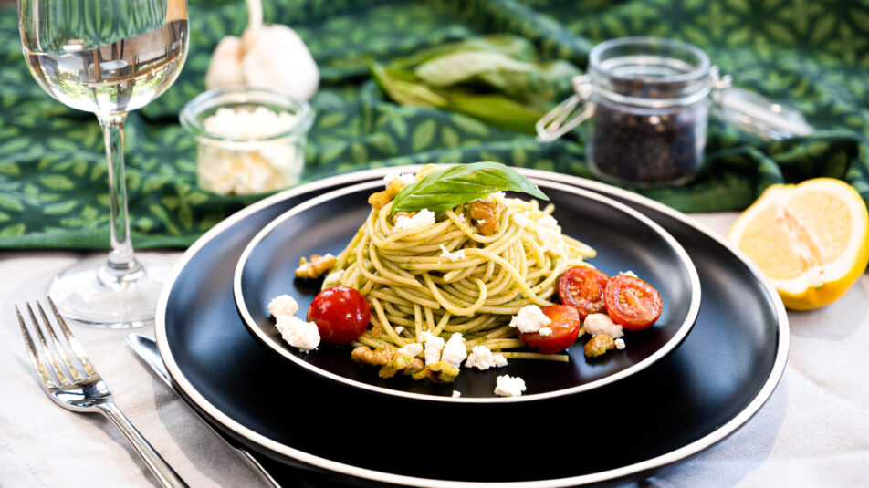 Schön angerichtet Bärlauchspaghetti mit Cherry Tomaten und Feta.