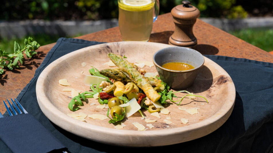 Teller mit Backspargeln und einer Schale Brunos Salatsauce Italienisch daneben