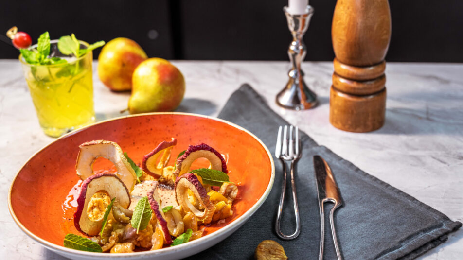 Frisch zubereiteter herbstlicher Hummus mit Brunos Salatsauce Kürbis & Marroni, garniert mit getrockneten Apfelringen.