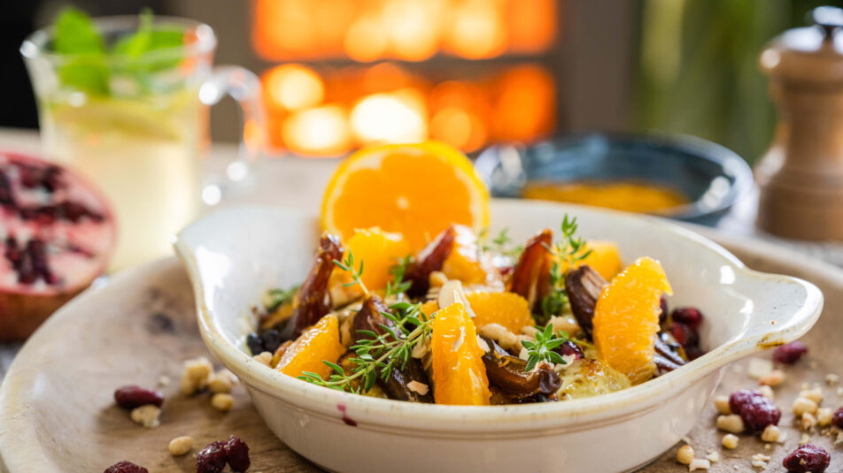 Frischer orientalischer Wintergratin-Salat mit Orangen.