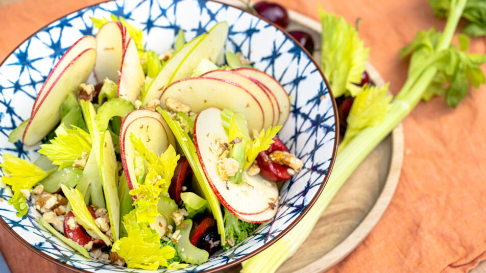 Farbenfroher Salat aus Stangensellerie und Äpfeln, frisch und knackig angerichtet