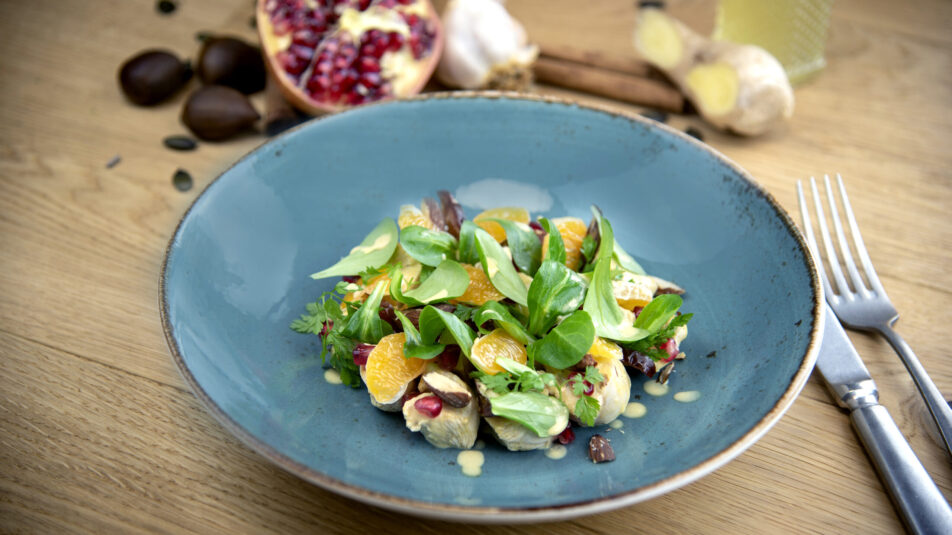 Nüsslisalat mit Orangenfilets und Ingwer-Chicken.