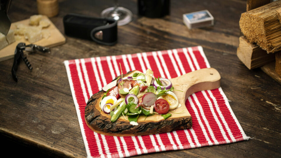 Wurst Käse Salat mit frischen Zwiebeln, knackigen Gurken und Brunos Salatsauce Französisch und Spanisch – ein deftiger Salatgenuss nach traditioneller Art.