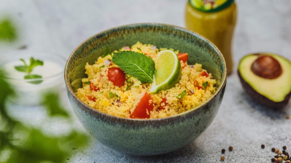 Couscous Salat mit frischem Gemüse wie Paprika, Gurken, Tomaten und Kräutern, verfeinert mit Brunos Salatsauce Fitness – ein leichter und erfrischender Salat mit orientalischem Flair.
