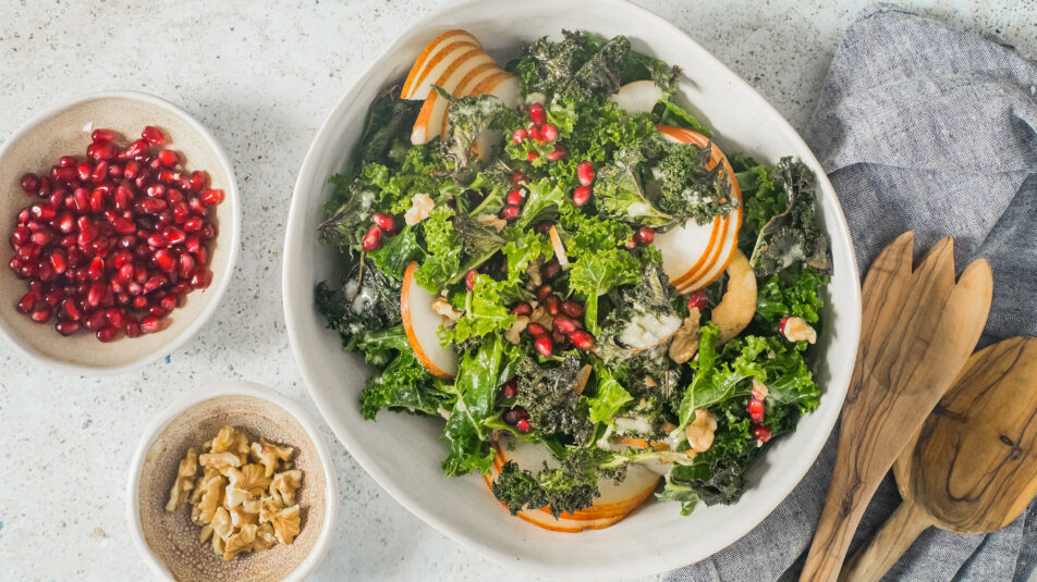 Topdown-Aufnahme eines Federkohlsalats, frisch und grün angerichtet