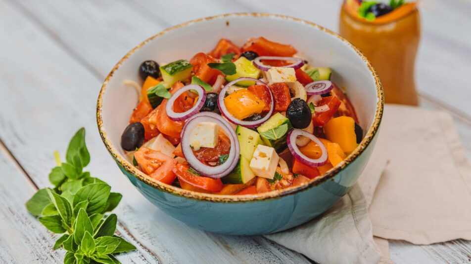 Griechischer Salat mit frischen Tomaten, Gurken, roten Zwiebeln, Oliven und Feta-Käse, garniert mit Oregano und Brunos Salatsauce Italienisch – ein klassisches mediterranes Gericht voller Geschmack und gesunder Zutaten.