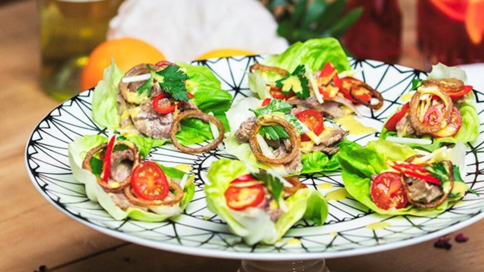 Salatblätter gefüllt mit Siedfleischsalat, serviert in gemütlicher Apéro-Atmosphäre.