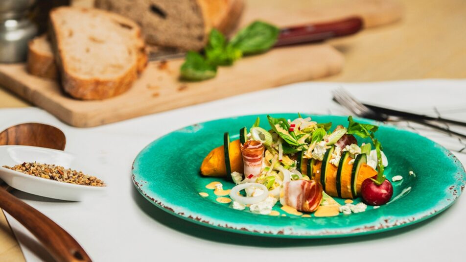 Süsskartoffel-Basilikum-Salat, ein farbenfrohes und gesundes Rezept mit zarten Süsskartoffeln, frischem Basilikum und Brunos Salatsauce Tomate & Basilikum, ideal als erfrischende Beilage oder leichtes Hauptgericht.