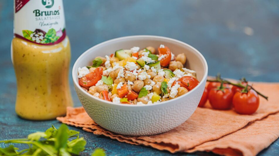 Kichererbsen Salat mit frischen Tomaten, Gurken, roten Zwiebeln und Brunos Salatsauce Vinaigrette – ein gesunder und proteinreicher Salat voller mediterraner Aromen.