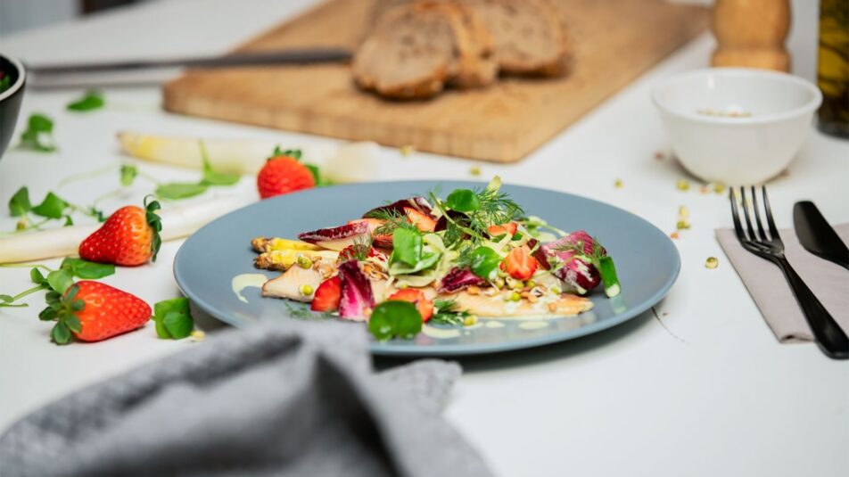 Frühlingshaft angerichteter Salat mit Bärlauch und Räucherforelle.