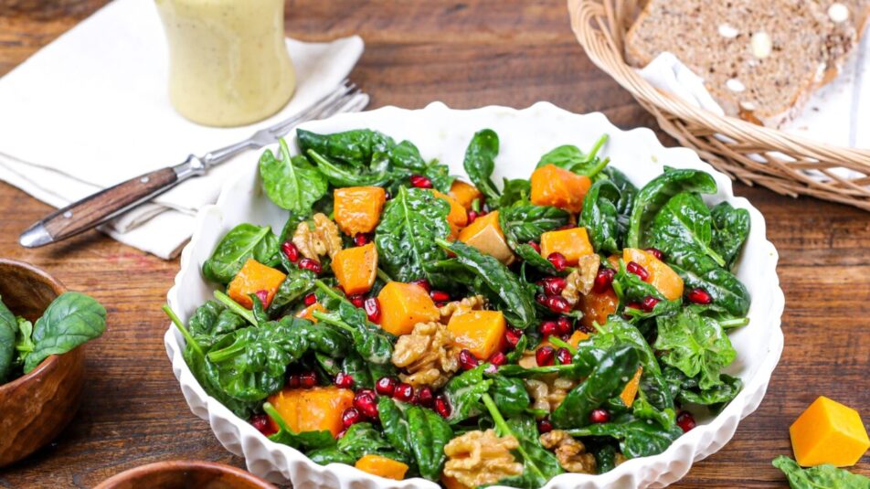 Veganer Wintersalat in einer Gratineform, serviert auf einem rustikalen Holztisch