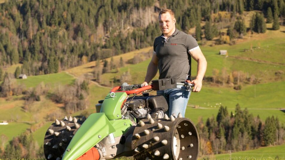 Joel Wicki beim Rasenmähen