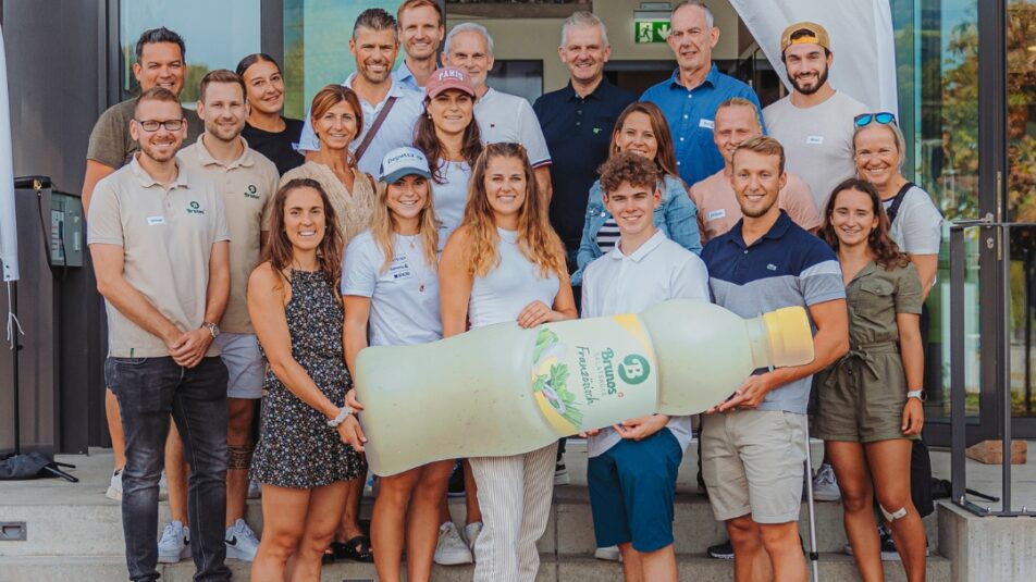 Gruppenbild von Brunos Talents mit der Familie Arnold, darunter Athletinnen und Athleten wie Anja Weber, Jonas Hasler, Antonio Djakovic und weitere, gemeinsam mit einer grossen Flasche Brunos Salatsauce