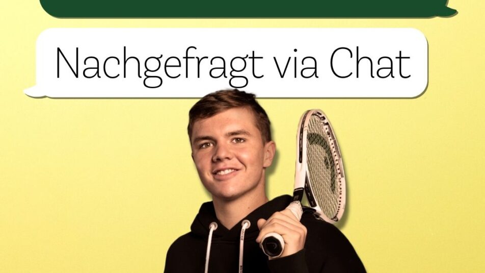 Portrait von Tennisspieler Dominic Stricker mit Schriftzug im Hintergrund