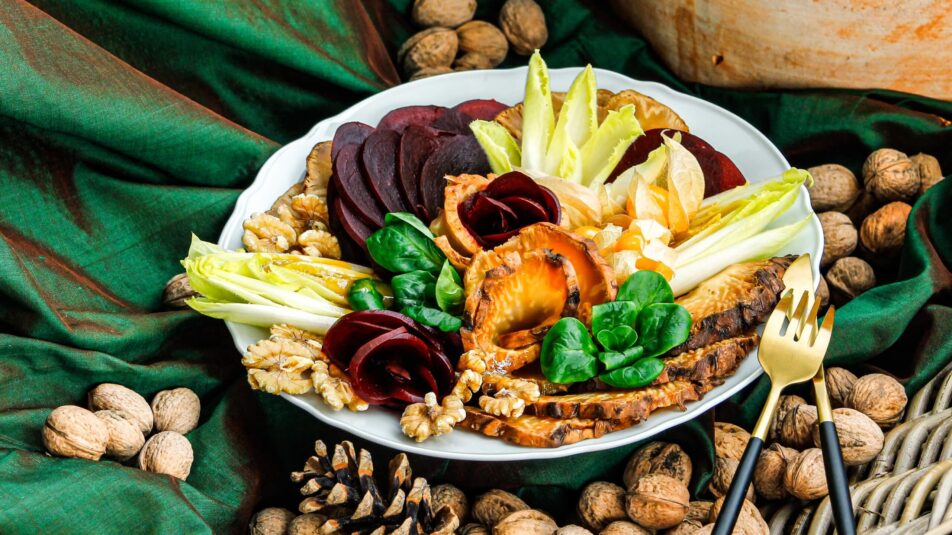 Ein Teller mit herbstlichem Randen-Sellerie-Carpaccio.