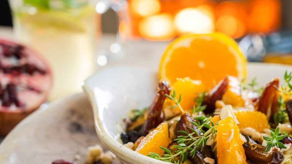 Frischer orientalischer Wintergratin-Salat mit Orangen.