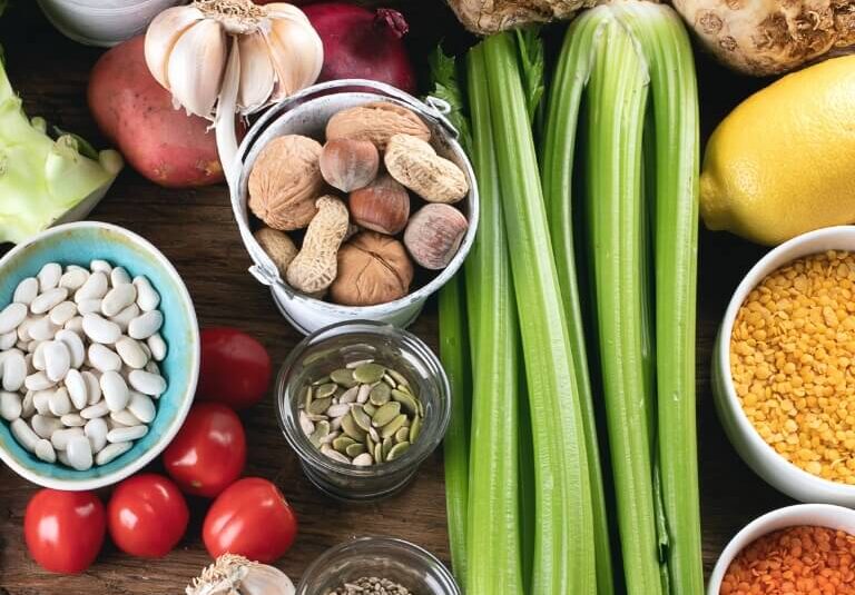 Frische und farbenfrohe Zutaten liegen auf einem Tisch, bereit zur Zubereitung eines Salats