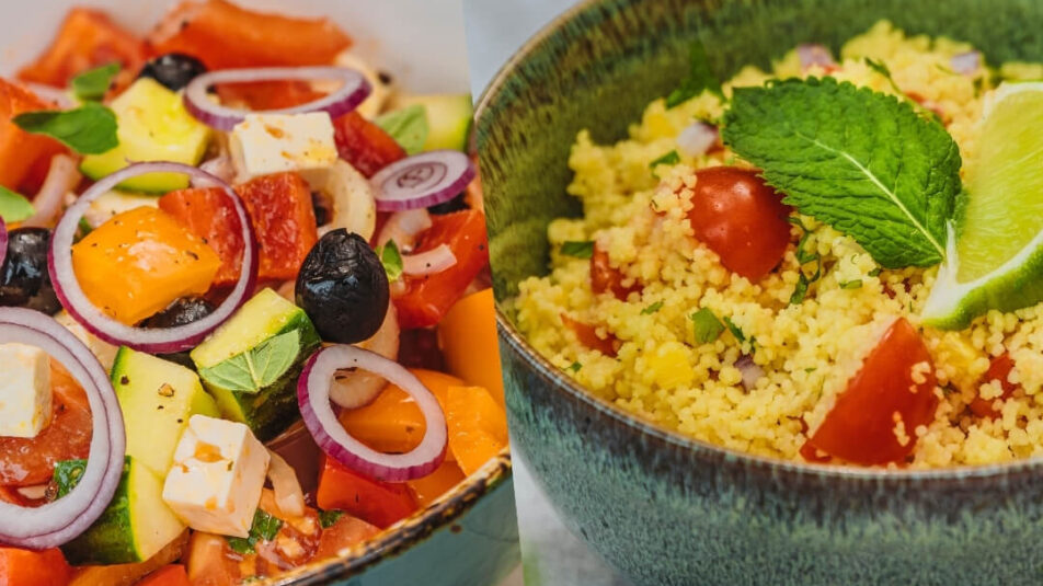 Zwei Schüsseln: eine mit frischem Couscous-Salat, dekoriert mit Minze und Limette, die andere mit farbenfrohem griechischem Salat