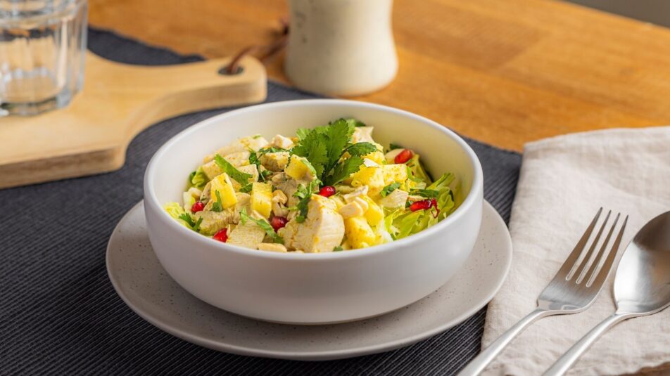 Poulet-Curry-Salat, angerichtet mit saftigem Poulet, frischem Salat und einer cremigen Currysalatsauce – ein farbenfrohes und exotisches Gericht, das sofort Lust auf mehr macht.