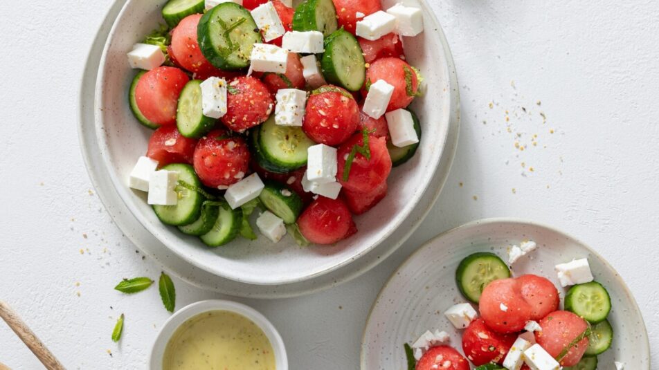 Teller mit Wassermelonen-Feta-Salat, frischer Minze und Gurke. Daneben eine Schüssel mit Brunos Salatsauce Vinaigrette.