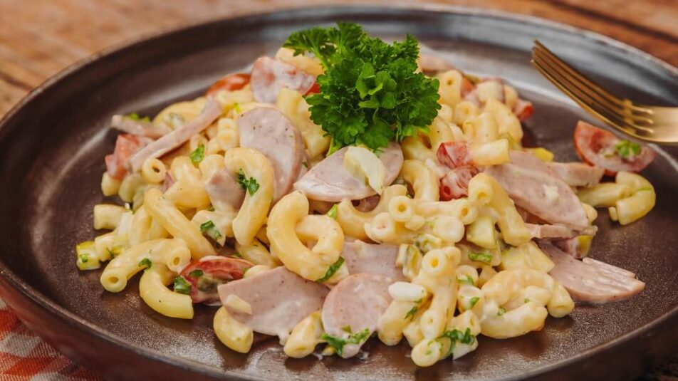 Hörnlisalat mit Brunos Salatsauce Französisch Cervelat, Cherry Tomaten und Petersilie – ein Schweizer Salatklassiker.