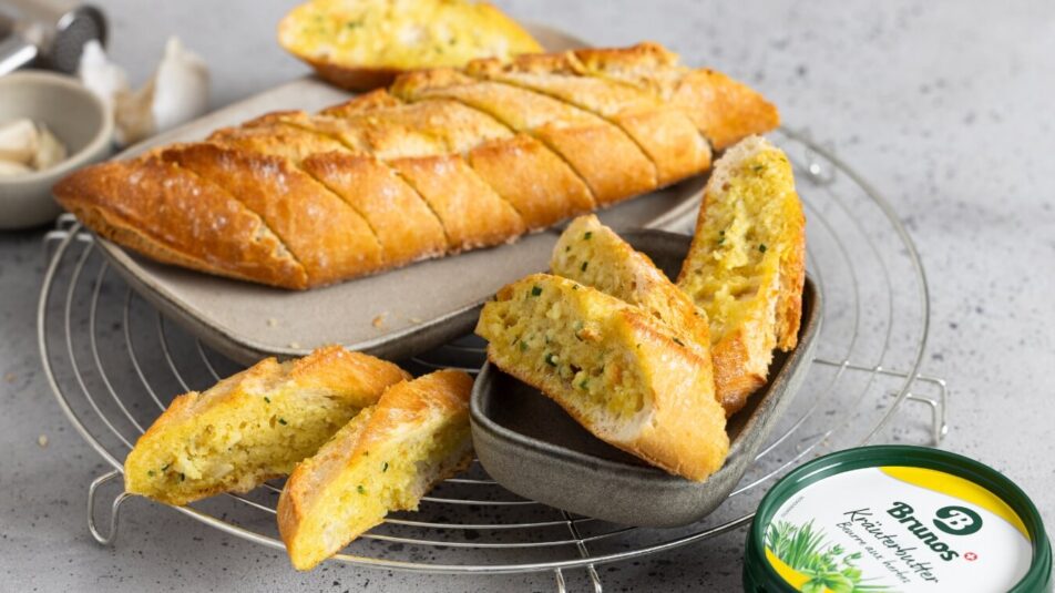 Knoblauchbrot mit Brunos Kräuterbutter auf einem Drahtgitter.
