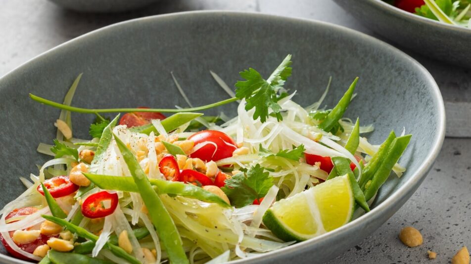 Frischer Papaya Salat mit Limette, Kräutern und Brunos Salatsauce Spanisch – perfektes Sommergericht.