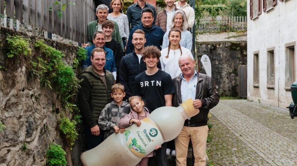 Gruppenfoto der Teilnehmer des Brunos Talents Events 2024, darunter prominente Namen wie Joel Wicki, Antonio Djakovic, Vanna Djakovic, Jonas Hasler, Bruno Arnold und Michael Arnold.