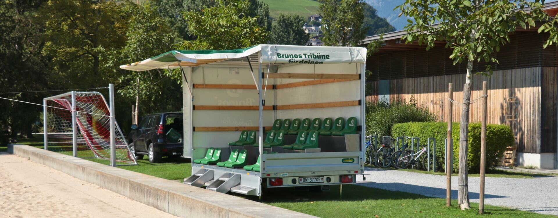 Mobiler Tribünenanhänger von Brunos mit 20 wetterfesten Sitzplätzen, einsatzbereit für Anlässe wie Fussballturniere, Dorffeste oder Vereinsjubiläen.