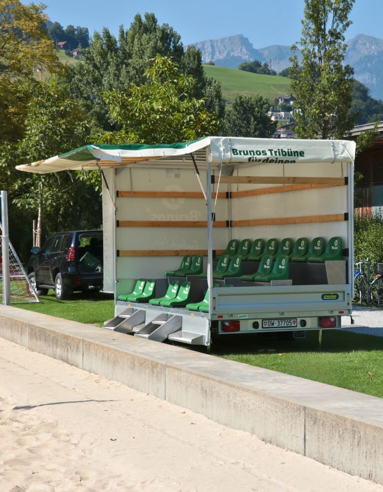 Mobiler Tribünenanhänger von Brunos mit 20 wetterfesten Sitzplätzen, einsatzbereit für Anlässe wie Fussballturniere, Dorffeste oder Vereinsjubiläen.